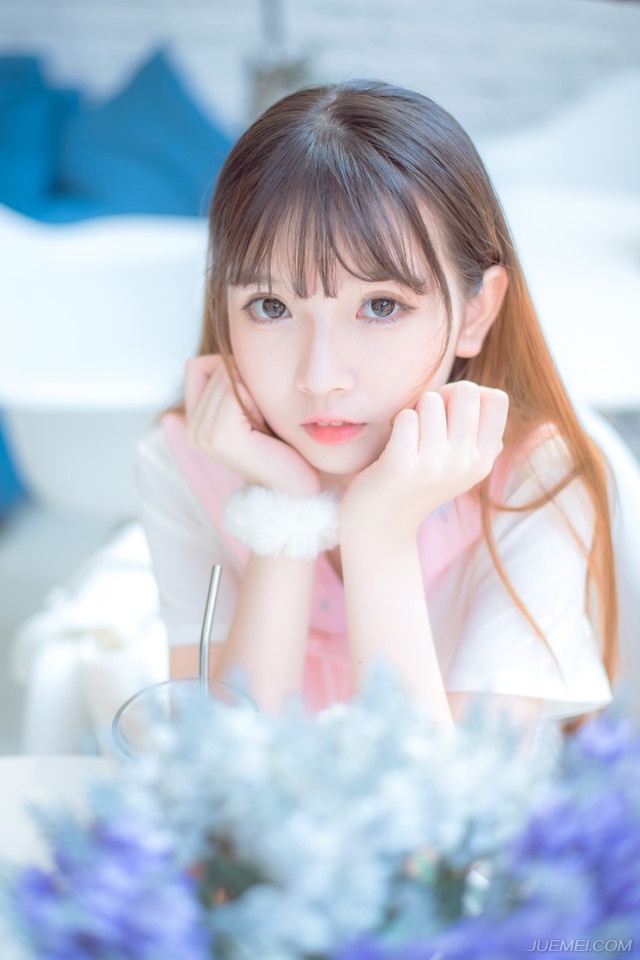 “笑话，公归公，私归私，怎能混为一谈？”刘璝面色难看的道。